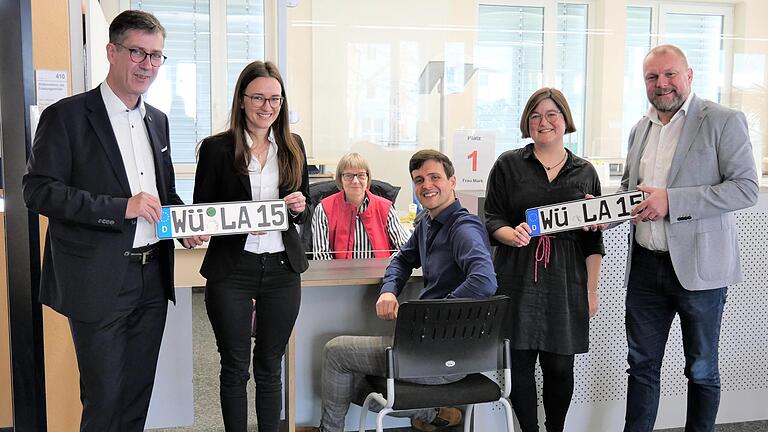 In der Zulassungsstelle des Landratsamts können ab dem 17. April auch wieder Menschen aus der Stadt Würzburg bedient werden. Eine gute Nachricht, finden (von links) OB Christian Schuchardt, Nina Opfermann, Elisabeth Mark, Sebastian Beck, Nadja Küsel und Landrat Thomas Eberth.