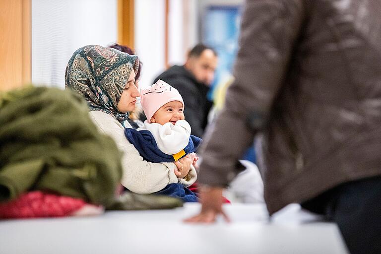 Diese junge Mutter ist mit ihrem Baby aus der Türkei geflüchtet. Diese junge Mutter ist mit ihrem Baby aus der Türkei geflüchtet.