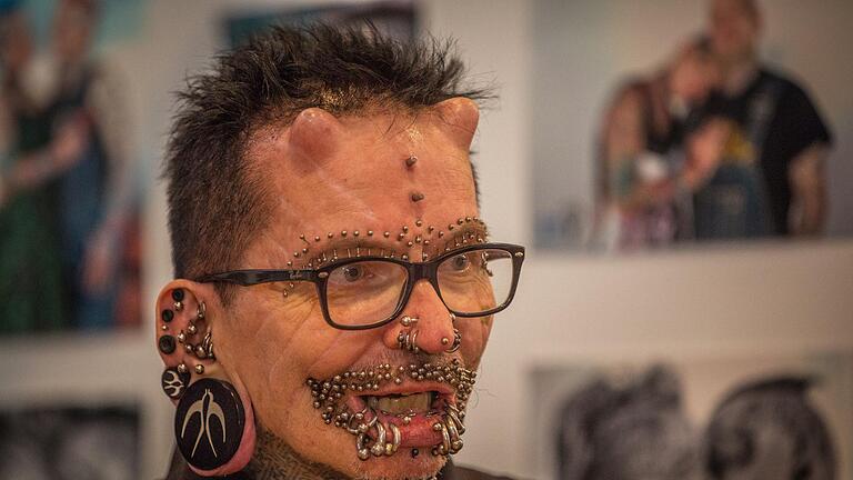 Tattoo-Convention 1       -  50 Tätowierer und Piercer sowie Aussteller aus Deutschland und den Nachbarländern trafen sich am Wochenende in Karbach (Lkr. Main-Spessart) bei der Tattoo Convention. Mit dabei war auch Rolf Buchholz, der mehr als 450 Piercings (16 Piercings im rechten Ohr, 15 im linken, 25 in den Augenbrauen, acht in der Nase, 94 in und um seine Lippen, zwei in der Zunge, acht im restlichen Körper, drei in seinen Brustwarzen, vier im Bauchnabel und 278 Piercings im Genitalbereich) am ganzen Körper hat und damit als meistgepiercter Mann der Welt gilt.