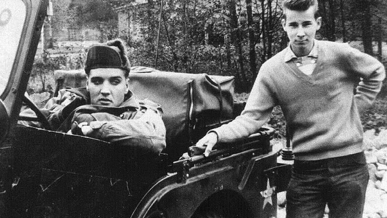 Der damals 15 Jahre alte Würzburger Wolfgang Prawda (rechts) hat 1959 in Wildflecken sein Idol Elvis Presley getroffen. Das Foto stammt aus dem Buch &bdquo;Unser Würzburger Jahrhundert&rdquo;, 1998 herausgegeben von Roland Flade.