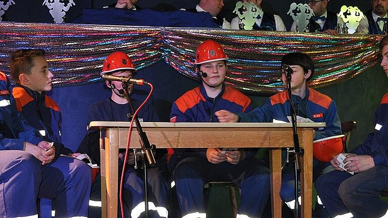 Wie es bei der Jugendfeuerwehr zugeht, führte diese Gruppe vor. Übrigens: im wahren Leben echte Feuerwehrleute.