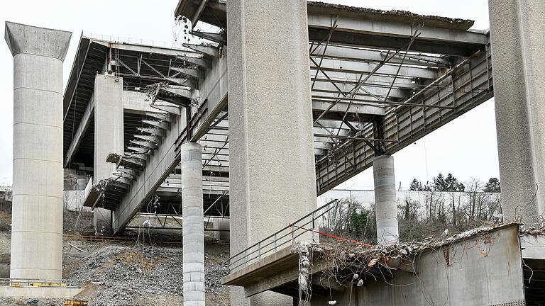 Der Rest der Talbrücke Heidingsfeld der A3. Mitte Mai sollen die Pfeiler gesperrt werden. Der Rest der Talbrücke Heidingsfeld der A3. Mitte Mai sollen die Pfeiler gesperrt werden.