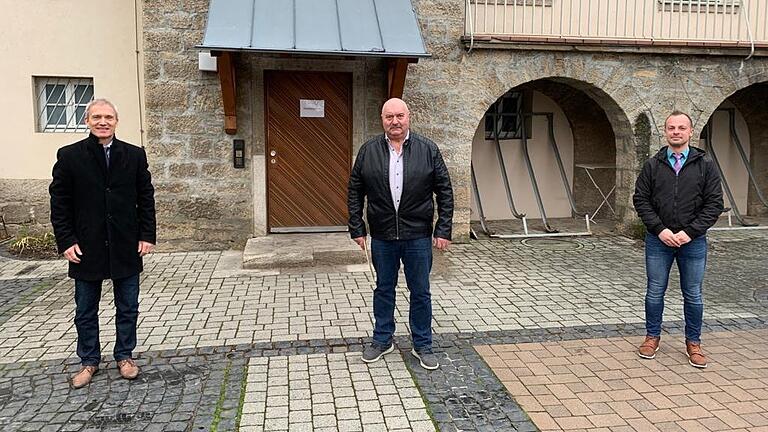 Kriminaldirektor Thomas Gütlein, Leiter der KPI Schweinfurt, überreichte Branko Mogus im Namen des Polizeipräsidiums Unterfranken eine Belobigungsurkunde. Kriminaldirektor Thomas Gütlein, Leiter der KPI Schweinfurt, überreichte Branko Mogus im Namen des Polizeipräsidiums Unterfranken eine Belobigungsurkunde.