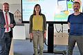 Zur regionalen Auftaktveranstaltung der Qualifizierungskampagne „Startchance kita.digital“ begrüßte Landrat Thomas Eberth (links) elf Kindertageseinrichtungen aus Stadt und Landkreis Würzburg. Julia Brand (Mitte), Kindergartenfachaufsicht am Landratsamt Würzburg, und Kita-Digital-Coach Frank Findeiß (rechts) begleiten die Einrichtungen ein Jahr lang mit Tipps und Hilfen für eine kindgerechte Medienerziehung.