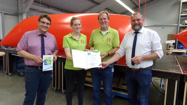 Bei der Übergabe der Urkunde des Umwelt- und Klimapaktes Bayern (von links): Aubs Bürgermeister Roman Menth, die Beauftragte für Nachhaltigkeit und Qualitätsmanagement Johanna Ott, Rothschenk-Gesellschafter Jürgen Schulte-Wieking und Landrat Thomas Eberth. Bei der Übergabe der Urkunde des Umwelt- und Klimapaktes Bayern (von links): Aubs Bürgermeister Roman Menth, die Beauftragte für Nachhaltigkeit und Qualitätsmanagement Johanna Ott, Rothschenk-Gesellschafter Jürgen Schulte-Wieking und Landrat Thomas Eberth.