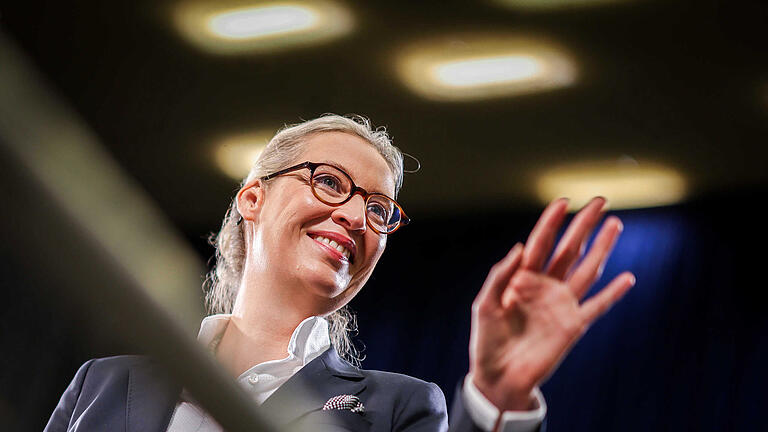 Fortsetzung AfD-Bundesparteitag in Essen.jpeg       -  Alice Weidel, Bundesvorsitzende der AfD, winkt beim Bundesparteitag der AfD in der Grugahalle in Essen einigen Parteikollegen zu.