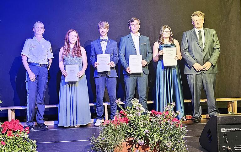 Dankesurkunden übergab Julia Frohna (links) von der Polizeiinspektion Ebern an die Schülerlotsen. Rechts Konrektor Markus Teuber. Dankesurkunden übergab Julia Frohna (links) von der Polizeiinspektion Ebern an die Schülerlotsen. Rechts Konrektor Markus Teuber.