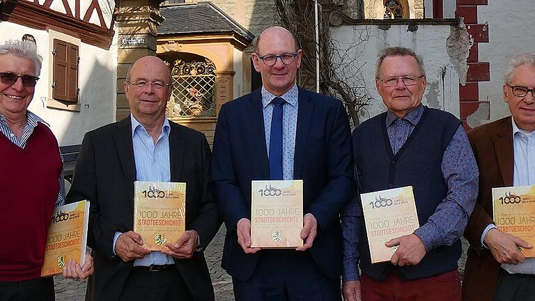 Der Bürgermeister und seine Autoren (von links) Martin Schlegelmilch, Christoph Winkler, Bürgermeister Thomas Stadelmann, Alois Umlauf und Ludwig Leisentritt.