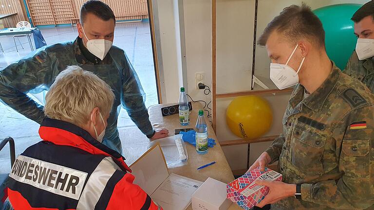 Soldaten unterstützen den Landkreis künftig bei den Schnelltests für Beschäftigte und Besucher von stationären Pflege- und Behinderteneinrichtungen und ambulanten Diensten.