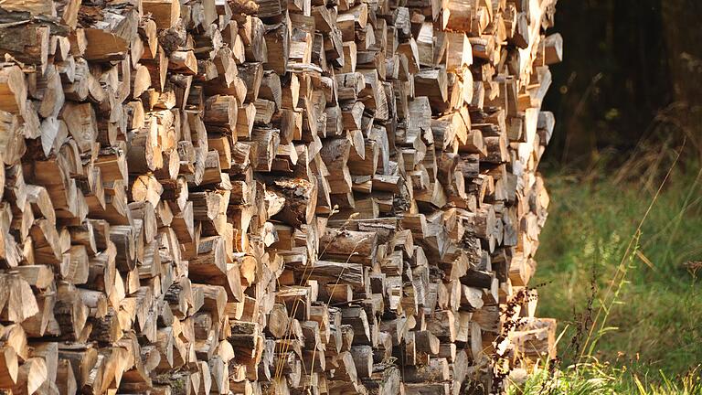 Die Nachfrage nach Brennholz ist erheblich gestiegen. Auch für das Brennholz aus dem Gemeinsamen Bürgerwald von Gerolzhofen und Rügshofen sollen die Preise nach oben gehen.