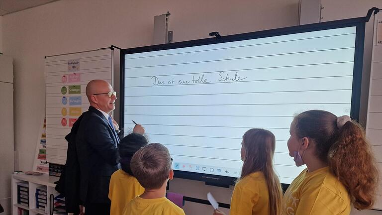 Oberbürgermeister Dr. Dirk Vogel ließ sich von den Schülerinnen und Schülern die digitale Tafel erklären.       -  Oberbürgermeister Dr. Dirk Vogel ließ sich von den Schülerinnen und Schülern die digitale Tafel erklären.