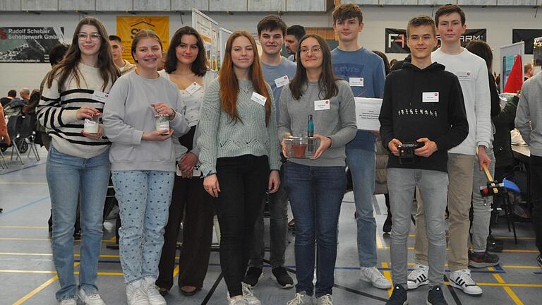 Neun Schülerinnen und Schüler des Balthasar-Neumann-Gymnasiums haben beim Regionalwettbewerb 'Jugend forscht' 2023 teilgenommen.