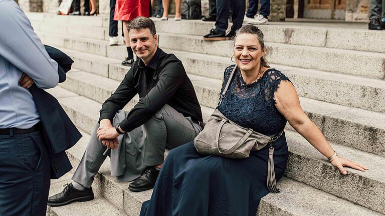 Wolfgang Lenhard, Direktkandidat der Grünen bei der Landtagswahl 2023, mit seiner Frau Alexandra beim Abiball ihres Sohnes.