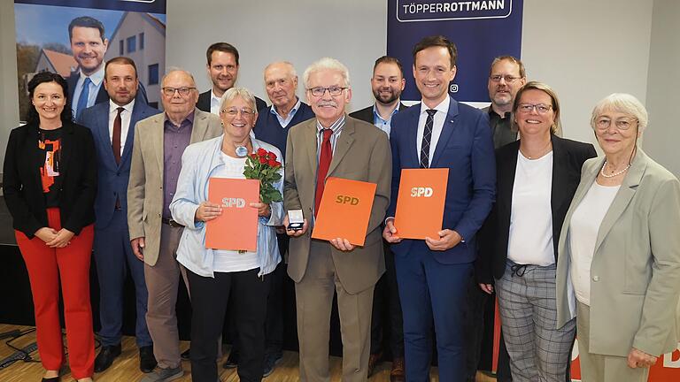 Die Dittelbrunner SPD ehrte im Jubiläumsjahr rote Urgesteine. Das Foto zeigt (von links): SPD-Ortsvorsitzende Marie Arnold,  Landtagskandidat Stefan Rottmann, Jubilar Roland Keller, Bürgermeisterkandidat Holger Schmitt, die Jubilare Christel Weger und Günter Fischbach, Rainer Patzke (Träger der Willy-Brandt-Medaille), Bundestagsabgeordneten Markus Hümpfer, Landrat Florian Töpper, stellvertretenden Kreisvorsitzenden Jochen Kraft, Kreisvorsitzende Martina Braum sowie Ehrengast Ruth von Truchseß.