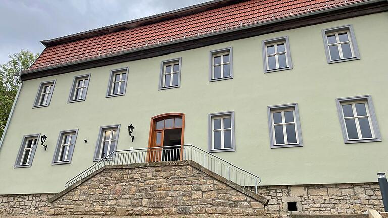 Das alte Pfarrhaus in Sondheim erstrahlt in neuem Glanz. Schon bald sollen erste, geflüchtete Familien einziehen.