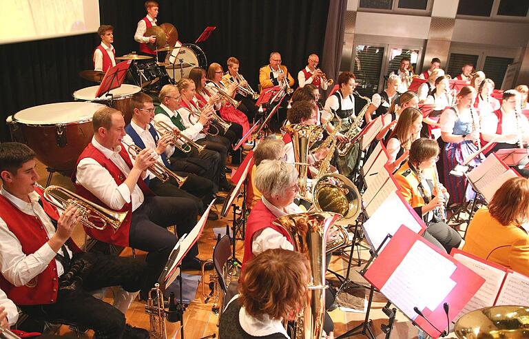 Der Landkreis ist zweifelsohne musikalisch – blasmusikalisch. Am zweiten Novembersamstag lud das Kreisorchester Kitzingen in die Karl-Knauf Halle nach Iphofen ein. Dirigent Sigfried Graf hatte 'seine' 50 Blasmusikerinnen und Blasmusiker bestens im Griff, ein buntes Musik-Programm gewählt und zum Dank gab es in der Konzerthalle Standing Ovations