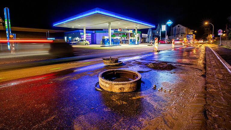 Ein Nadelöhr und seine Folgen: Die Ortsdurchfahrt in Saal ist wegen Straßenarbeiten halbseitig gesperrt. Das führt in der Rushhour zu Staus. Die Tankstelle und ein Metzger haben reagiert und schließen ihr Geschäft für einige Tage.