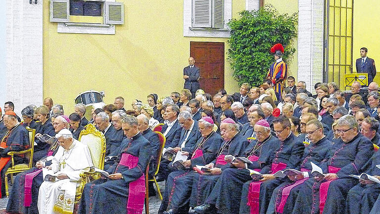 Aufmerksame Zuhörer: Papst Benedikt XVI. lauscht im Innenhof seiner Sommerresidenz in Castel Gandolfo konzentriert der Augustinus-Oper. In der Reihe hinter ihm sitzen (von links) die Bischöfe Friedhelm Hofmann und Paul-Werner Scheele sowie Weihbischof Helmut Bauer.