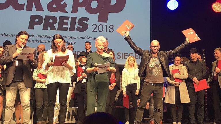 Deutscher Rock- und Pop-Preis: Der Würzburger Michael Ende (rechts vorne) ist bester Bassist, den zweiten Platz gab es für sein Projekt 'Inverted' als beste Fusionsband. Deutscher Rock- und Pop-Preis: Der Würzburger Michael Ende (rechts vorne) ist bester Bassist, den zweiten Platz gab es für sein Projekt 'Inverted' als beste Fusionsband. 