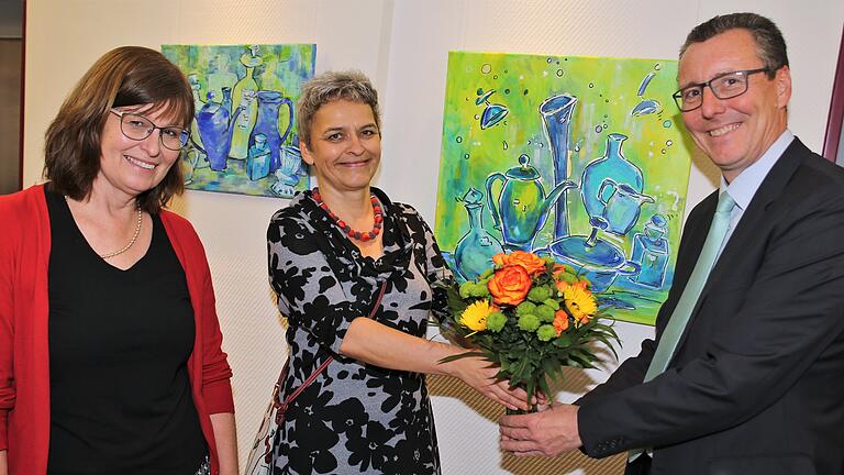 Bei der Vernissage zur Eröffnung der Ausstellung von Rita Katharina Kolb im Veitshöchheimer Rathaus dankte Bürgermeister Jürgen Götz im Beisein seiner Kulturreferentin Karen Heußner der Thüngersheimer Künstlerin mit einem Blumenstrauß, dass hier im westlichen Flur des zweiten Obergeschosses die Rathausbediensteten und Besucher ihre Bilder noch bis zum 16. Juni genießen können.