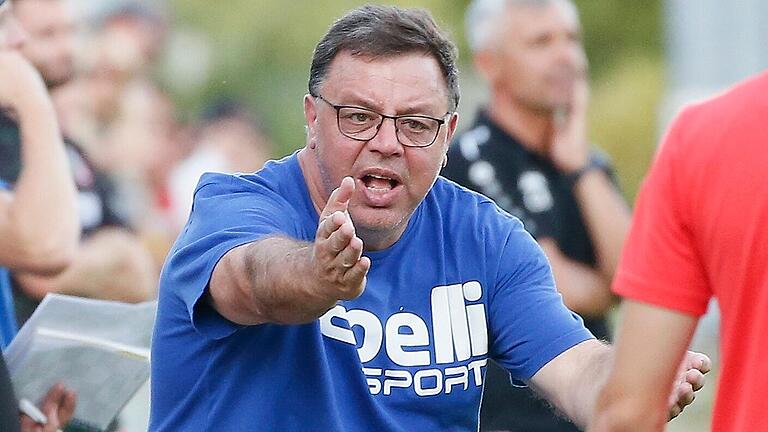 Harald Funsch engagiert an der Seitenlinie: Der Trainer des Fußball-Bayernligisten FV 04 Würzburg weist vor dem Heimspiel gegen Weiden daraufhin, dass sich die Blauen auf die Fahne geschrieben haben, den eigenen Nachwuchs für die Bayernliga zu entwickeln.