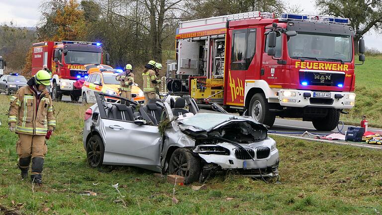 Bei einem Verkehrsunfall bei Lendershausen wurden ein 80-jähriger BMW-Fahrer und seine 73-jährige Frau schwer verletzt. Das Auto hat nur noch Schrottwert.