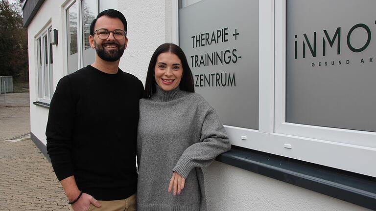 Nikolai Schwenke und Anna-Lena Koch stehen hinter dem Therapie- und Gesundheitszentrum „Inmotion“ in Garitz.       -  Nikolai Schwenke und Anna-Lena Koch stehen hinter dem Therapie- und Gesundheitszentrum „Inmotion“ in Garitz.