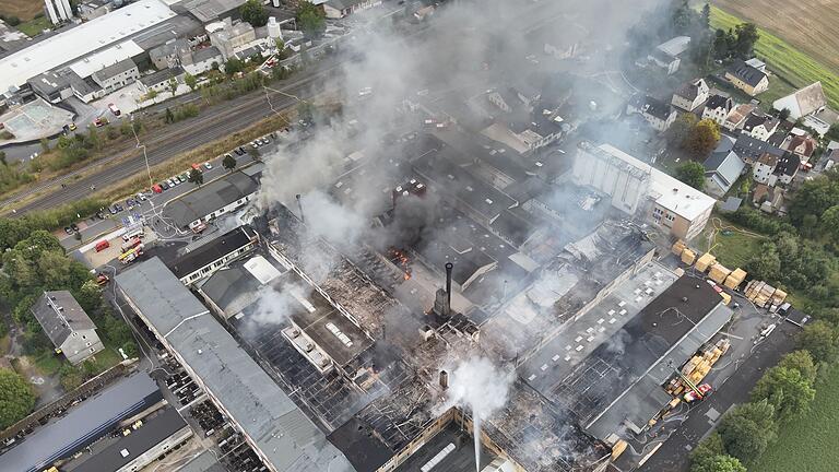 Großbrand auf Firmengelände in Oberfranken       -  Bei dem Großbrand waren nach Angaben des Landratsamts mehrere Hundert Helfer im Einsatz.