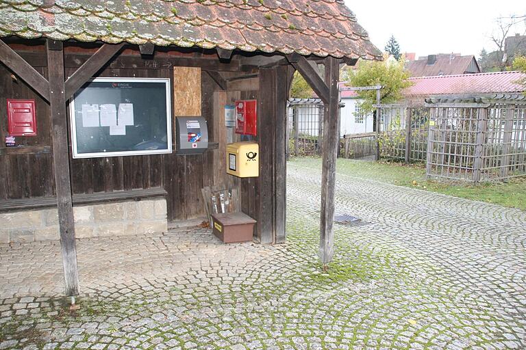 Das alte Bushäuschen am Schwimmbad in Gnötzheim (im Hintergrund) wird derzeit nicht mehr als Bushaltestelle genutzt, was von den Bürgern auf der Bürgerversammlung kritisiert wurde. Das alte Bushäuschen am Schwimmbad in Gnötzheim (im Hintergrund) wird derzeit nicht mehr als Bushaltestelle genutzt, was von den Bürgern auf der Bürgerversammlung kritisiert wurde.