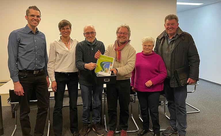 Die Mitglieder der Projektgruppe für das Klimaschutzkonzept hatten mit ihrem Antrag im Stadtrat Erfolg. Die Stadt wird die Einstellung eines externen Klimaschutzmanagers verfolgen – wenn auch mit weniger Wochenstunden als ursprünglich von den Antragstellern gewünscht. Von links: Benedikt Kaufmann (FW), Andrea Naujoks und Wolfgang Tröster (Bündnis 90/Die Grünen), Norbert Scholz und Gisela Kleinwechter sowie Harald Schneider (SPD). Die Mitglieder der Projektgruppe für das Klimaschutzkonzept hatten mit ihrem Antrag im Stadtrat Erfolg. Die Stadt wird die Einstellung eines externen Klimaschutzmanagers verfolgen – wenn auch mit weniger Wochenstunden als ursprünglich von den Antragstellern gewünscht. Von links: Benedikt Kaufmann (FW), Andrea Naujoks und Wolfgang Tröster (Bündnis 90/Die Grünen), Norbert Scholz und Gisela Kleinwechter sowie Harald Schneider (SPD).