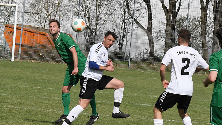 Die Spiele der Kreisliga Rhön - An beiden Garitzer Toren beteiligt war Simon Herold (links), hier im Kopfball-Duell mit dem Steinacher Vlad Ruja. Die Spiele der Kreisliga Rhön - An beiden Garitzer Toren beteiligt war Simon Herold (links), hier im Kopfball-Duell mit dem Steinacher Vlad Ruja.