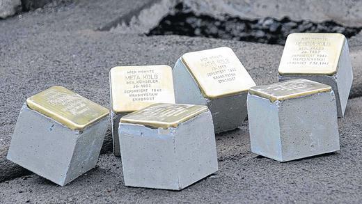 So sehen Stolpersteine aus: Wirklich darüber stolpern können Passanten nicht, wenn sie einmal verlegt sind. Der Begriff ist symbolisch gemeint.