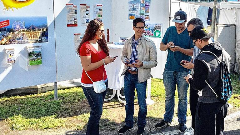 Am Infotreff auf dem Messegelände in Lauda-Königshofen versammelten sich über den Tag verteilt immer wieder Pokémon-Go-Spieler. Jasmin (links) war als erste dort.