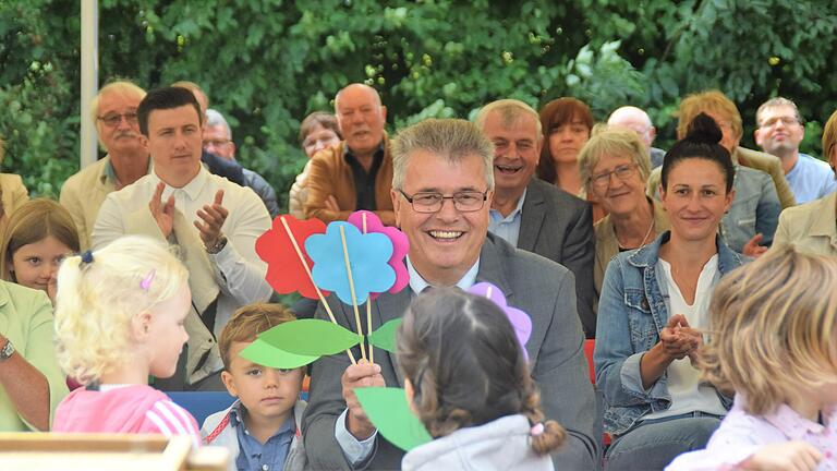 Heinz Dorsch freute sich über die Blumengrüße der Kindergartenkinder.