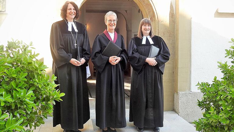 Das Foto zeigt (von links) Dekanin Kerstin Baderschneider, Prädikantin Brigitte Rapp, Pfarrerin Doris Bromberger.