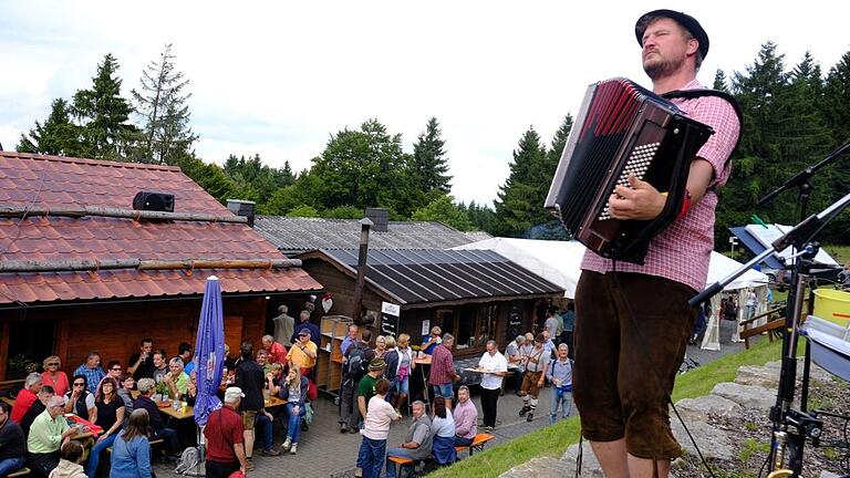 Rhön: Das klingt nach schönen Stunden, schweißtreibenden Wanderungen und Einkehr auf den Hütten. Doch die Schwierigkeiten, Personal zu finden, werden immer größer. Übergangsweise muss die Gemündener Hütte unterhalb des Klosters Kreuzberg jetzt sogar am umsatzstarken Sonntag schließen.