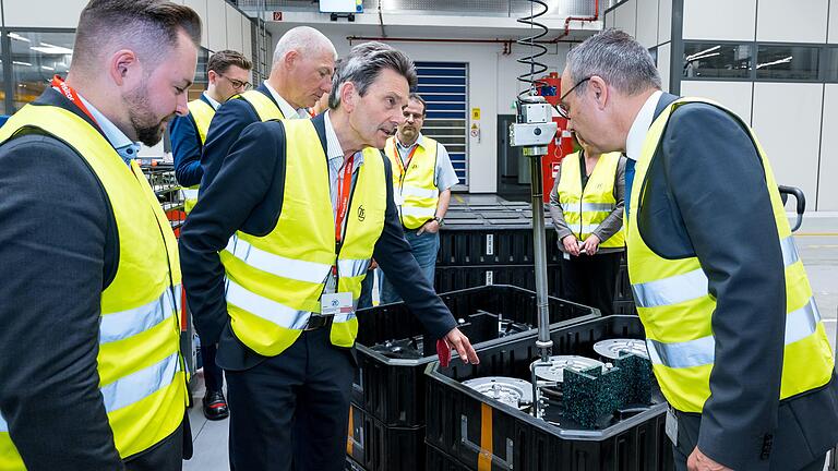 SPD-Fraktionschef Rolf Mützenich (Mitte) sowie der SPD-Bundestagsabgeordnete Markus Hümpfer waren auf Firmenbesuch bei ZF in Schweinfurt (rechts der technische Leiter Mario Lory).