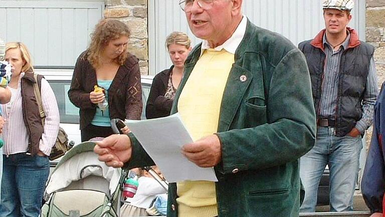 Günter Grell war 35 Jahre in der Kommunalpolitik aktiv. Ein besonderes Augenmerk richtete er stets auf seine Heimatgemeinde Ipthausen, wie hier bei der Übergabe des Dorfmuseums.