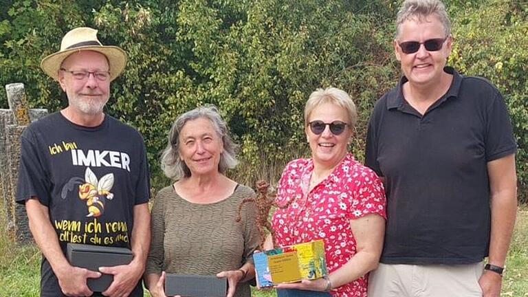 Die Gewinner des 5. Dettelbacher Super Melee Boule Turniers (von links) Thomas Back, Roswitha Winterstein, Dagmar Spath und Organisator Peter Dill.