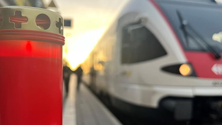 Am Bahnhof Reichenau (Baden) ist ein Seehas eingefahren. In der Nachbarschaft befindet sich das Zentrum für Psychiatrie (ZfP) Reichenau. Aufgrund der Nähe kommt es auf dem Streckenabschnitt gelegentlich zu (tödlichen) Vorfällen mit Patienten der Einrichtung. (Symbolbild)