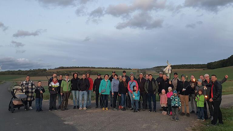 Auf dem Weg nach Kaisten versammelten sich alle Wanderer zu einem gemeinsamen Gruppenfoto. Anschließend wurde der ca. vier Kilometer lange Fußmarsch ins Nachbardorf fortgesetzt.