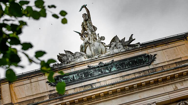 Die 'Neue Universität' (auch Sanderuni genannt) ist in Würzburg die Bezeichnung für das 1896 eingeweihte Hauptgebäude am Sanderring.