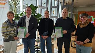 Über die Rezertifizierung mit dem Qualitätssiegel 'Umweltbildung.Bayern' freuen sich gemeinsam (von links) Dr. Doris Pokorny, die Leiterin der Bayerischen Verwaltungsstelle des Biosphärenreservats, Bernd Fischer, Geschäftsführer der Umweltbildungsstätte Oberelsbach, Lisa Jensen, Geschäftsführerin des Vereins Naturpark und Biosphärenreservat Bayerische Rhön sowie die beiden pädagogischen Fachbetreuer Michael Dohrmann (Biosphärenzentrum Haus der Langen Rhön) und Regina Derleth (Umweltbildungsstätte Oberelsbach).