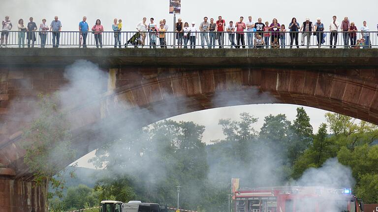 'PyroMainia' auf der Lohrer Mainlände: Ob Sport, Spiel und Tanz, ob Nervenkitzel und gewagte Stunts oder ein brillantes Musikfeuerwerk. Das bunte Programm bot am Samstag beste Unterhaltung für die ganze Familie.