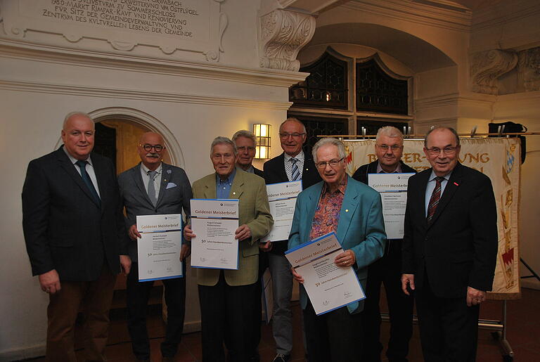 Erhielten den Goldenen Meisterbrief für den 50sten Jahrestag als Meister, links Obermeister Wolfgang Rhein, rechts der Präsident der Handwerkskammer Walter Heußlein