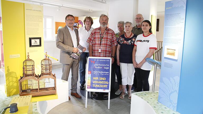 Gruppenbild mit Bürgermeister: Ein Teil des Teams, das sich im Oberlauringer Poetikum um die Führungen kümmert. (V.l.) Bürgermeister Friedel Heckenlauer, Christa Kebschull, Bernd Haas, Sigrun Zirkelbach, Liselotte Müller, Hans Mager und Maren Dittmann.