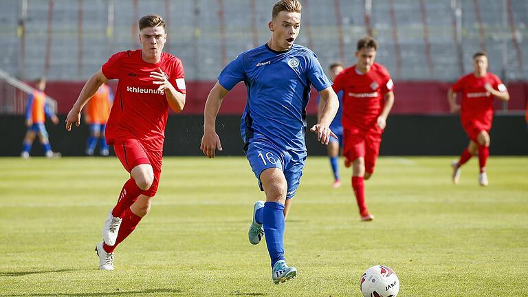 Marius Haas (Würzburger FV, rechts) scheint seinem Gegenspieler Maximilian Kaiser (Würzburger Kickers) in dieser Szene davonzulaufen. Vor allem in der zweiten Halbzeit hatten die Kickers oft das Nachsehen.