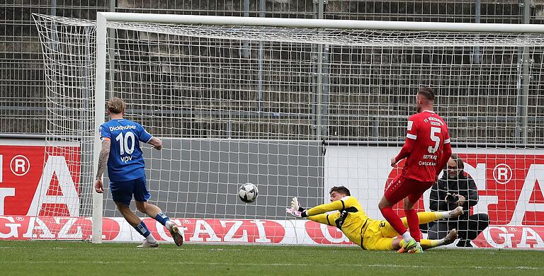 Gegentor Nummer zwei: Stuttgarts Kevin Dicklhuber überwindet Würzburgs Schlussmann Vincent Friedsam zum 2:0.