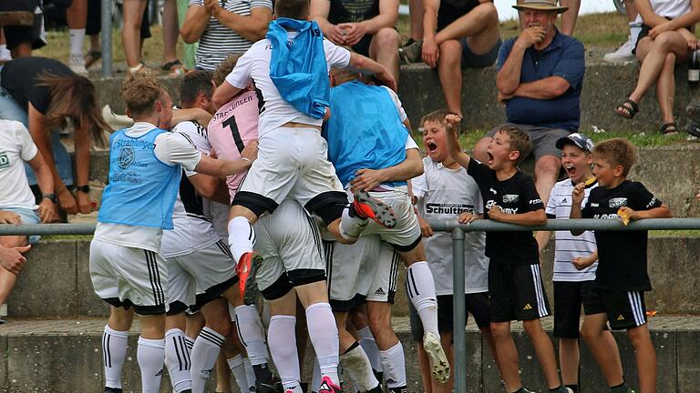 Relegationszeit ist Zeit für Emotionen. Hier ein Archivbild aus dem Jahr 2023: Die Fußballer des FC Strahlungen feiern mit ihrem Anhang den Wiederaufstieg in die Bezirksliga. Relegationszeit ist Zeit für Emotionen. Hier ein Archivbild aus dem Jahr 2023: Die Fußballer des FC Strahlungen feiern mit ihrem Anhang den Wiederaufstieg in die Bezirksliga.