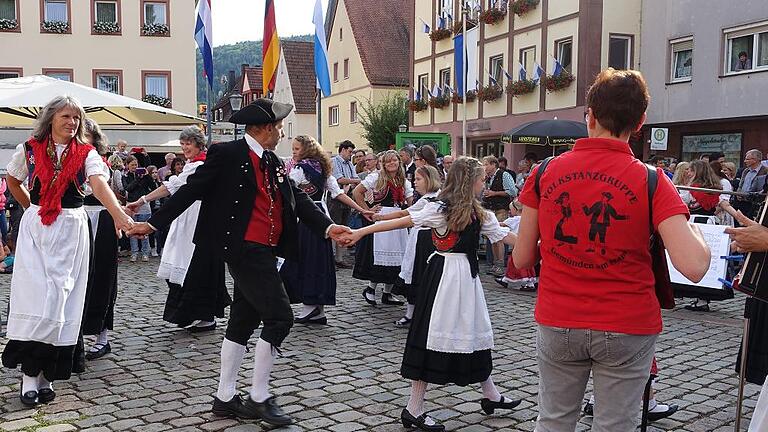 Die Eröffnungsfeier des Heimatfests gestaltete am Donnerstag unter anderem die Volkstanzgruppe Gemünden.